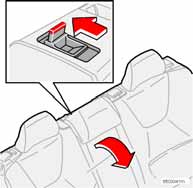 Fällning av mittplatsens ryggstöd (XC70) (Modeller med 3-delat baksäte) De vänstra och mittersta delarna av ryggstödet kan fällas var för sig.