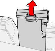 Interiör Baksäte Borttagning av mittplatsens ryggstöd (XC70) (Modeller med 3-delat baksäte) Tryck på knappen på ovankanten av denna del av ryggstödet för att frigöra spärren.